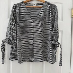 Worthington Black and White Geometric Blouse